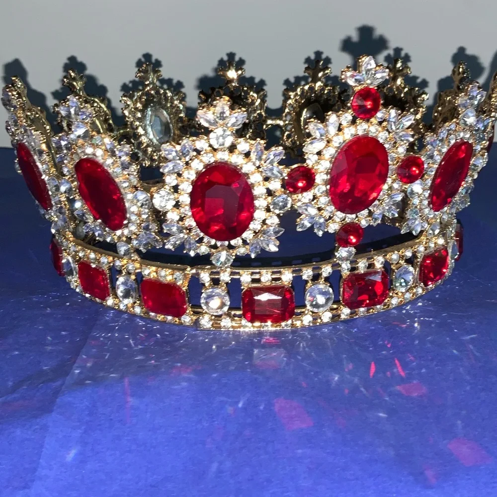 Red crown with gold tone. - Picture 5 of 12